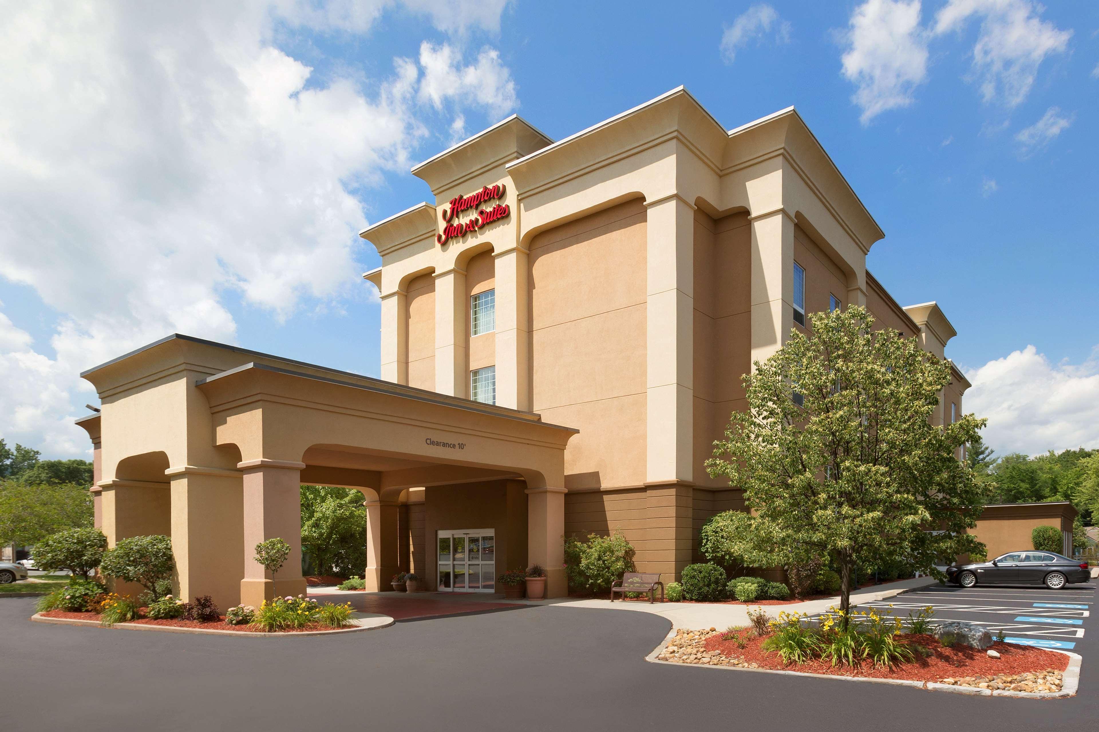 Hampton Inn & Suites Greenfield Exterior photo
