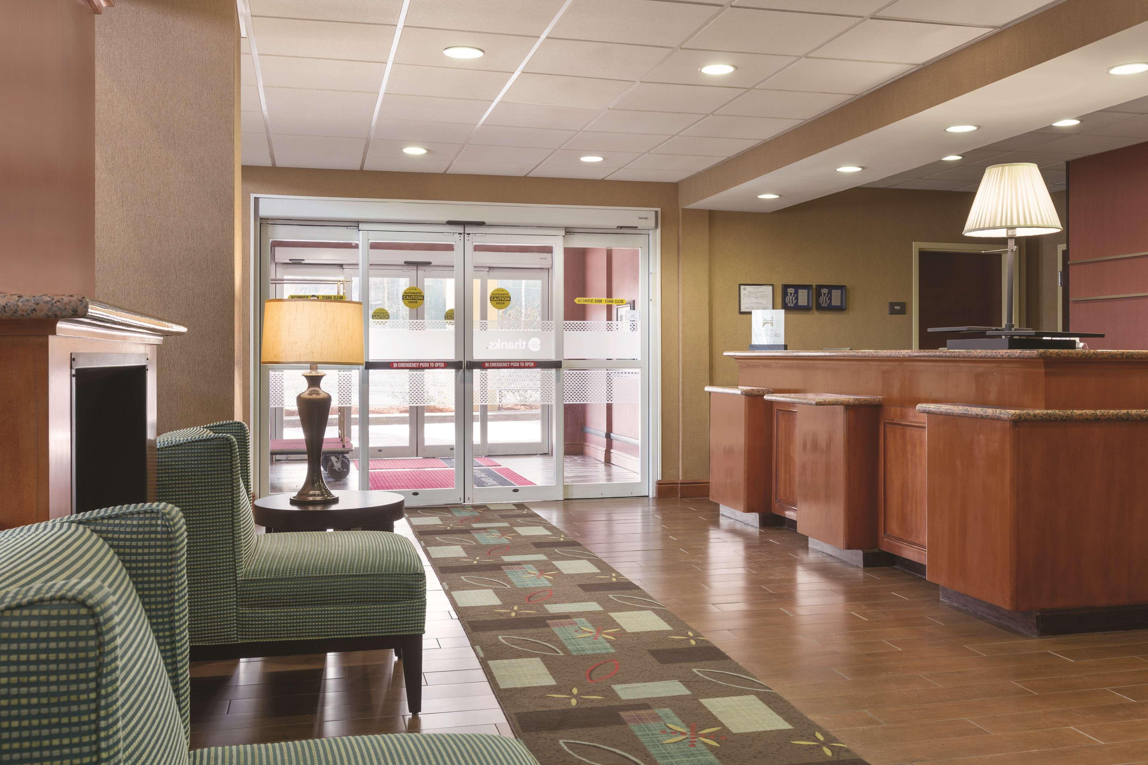 Hampton Inn & Suites Greenfield Exterior photo