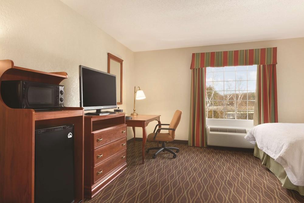 Hampton Inn & Suites Greenfield Exterior photo