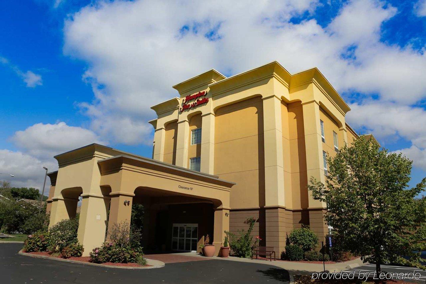 Hampton Inn & Suites Greenfield Exterior photo